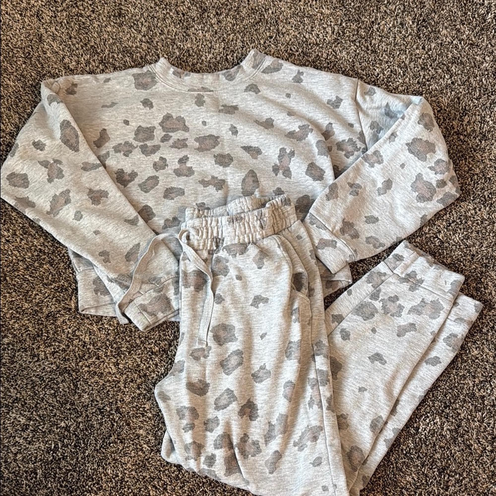 O'Neill Gray Taupe Leopard-Print Crop Sweatshirt & Joggers Set